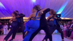 Groupe de personnes apprenant à danser le Konpa dans un atelier culturel haïtien