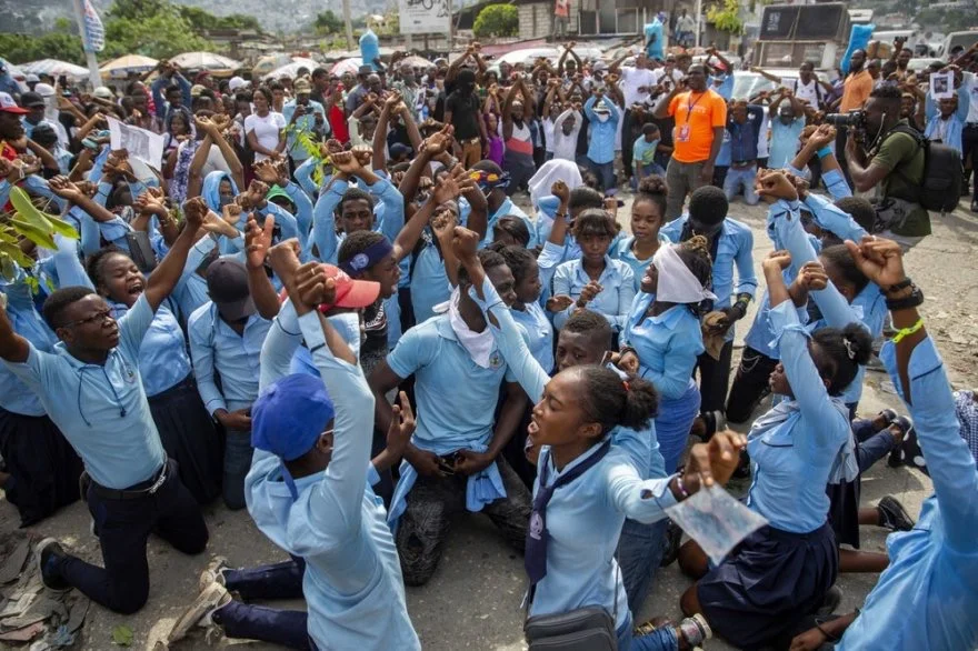 Élèves en manifestation devant le lycée Antoinette Dessalines à Saint-Marc contre l’occupation de leur école par des déplacés internes